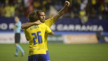 Ortuño y Aitor, jugadores del Cádiz, celebran un gol durante el partido entre el Cádiz y el Alcorcón de Segunda División.