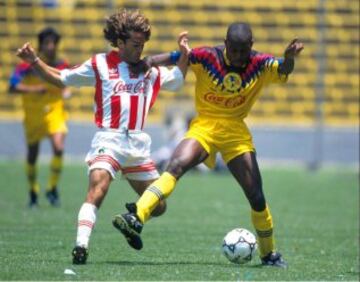 Uno de los africanos más destacados en el futbol mexicano. Kalusha nació en Zambia y jugó en el América entre 1994 y 1997. También vistió la camiseta del Necaxa, León, Irapuato y Veracruz. 