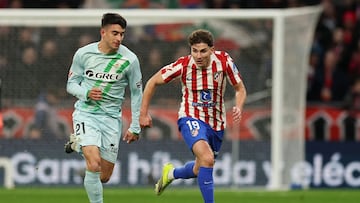 Soccer Football - LaLiga - Atletico Madrid v Real Betis - Riyadh Air Metropolitano, Madrid, Spain - February 8, 2026 Atletico Madrid's Julian Alvarez in action with Real Betis' Marc Roca REUTERS/Violeta Santos Moura