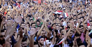 Aficionados sirios, siguiendo en una pantalla gigante instalada en Damasco, la capital de su país, el Irán-Siria de clasificación para el Mundial de Rusia 2018.