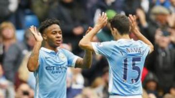 'Hat-trick' de Sterling y doblete de Bony para un City más líder