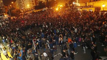 Miles de aficionados se congregaron en la puerta del palco VIP tras el encuentro del martes contra el Celta.