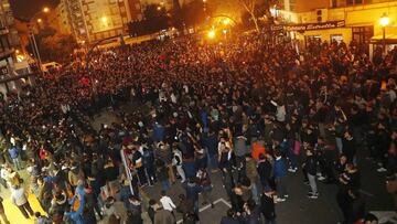 Miles de aficionados se congregaron en la puerta del palco VIP tras el encuentro del martes contra el Celta. 