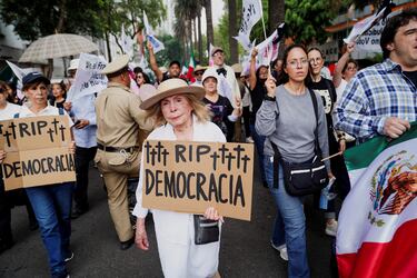Protestan contra la elección judicial en el Monumento a la Revolución