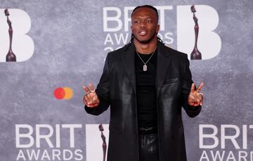 KSI posa en la alfombra de los Brit Awards 2025.
