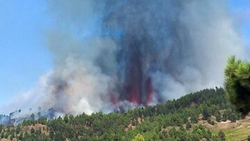 GRAFCAN3336. EL PASO (LA PALMA), 19/09/2021.- Una erupción volcánica ha comenzado esta tarde de domingo en los alrededores de Las Manchas, en El Paso (La Palma), después de que el complejo de la Cumbre Vieja acumulara miles de terremotos en la última semana, conforme el magma iba presionando el subsuelo en su ascenso. Las autoridades habían comenzado horas antes evacuar a las personas con problemas de movilidad en cuatro municipios. EFE/Miguel Calero