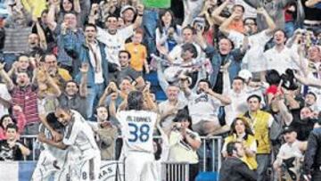 <b>VICTORIA Y LOCURA COLECTIVA. </b>Cuando Undiano Mallenco pitó el final, el Bernabéu estalló de alegría. Los jugadores del Madrid respondieron al apoyo de la afición yéndose hacia la grada para aplaudir al público. Emerson se abrazó
con Diarra, Sergio Ramos hizo lo propio con Roberto Carlos. Mientras, Higuaín, Reyes y Torres aplaudieron a los seguidores madridistas.