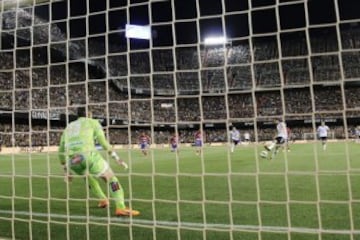 2-0. Dani Parejo anotó el segundo gol desde los once metros.