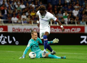 Tammy Abraham, controla totalmente sólo en el punto de penalti y define a la perfección tras un semi-regate a Ter Stegen. 