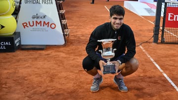 Carlos Alcaraz, con el trofeo de campeón en Roma.