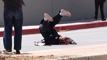 El skater Ronnie Sandoval cayendo en la carretera en uno de los trucos m&aacute;s dif&iacute;ciles de skate que ha planchado en su vida. 
