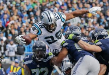 Jonathan Stewart tuvo un partido sencillamente brutal. El corredor demostró estar en el top five de los corredores de la NFL. terminó el partido con 17 intentos de carrera para 106 yardas y 2 TDs. 