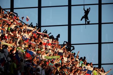 En el partido que enfrentó a su selección con Inglaterra, los aficionados de Eslovenia detectaron un espectador muy singular: un limpiacristales presenciaba el encuentro desde una posición ciertamente privilegiada. En realidad, es una pegatina que a los responsables del estadio de Colonia les pareció divertido colocar en ese lugar.