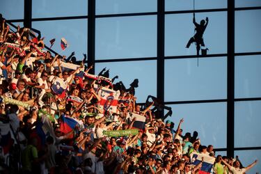 En el partido que enfrentó a su selección con Inglaterra, los aficionados de Eslovenia detectaron un espectador muy singular: un limpiacristales presenciaba el encuentro desde una posición ciertamente privilegiada. En realidad, es una pegatina que a los responsables del estadio de Colonia les pareció divertido colocar en ese lugar.