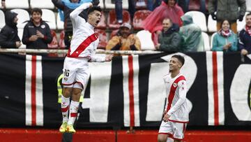 Cristaldo celebra un gol en el derbi entre el Rayo Vallecano y el Alcorcón