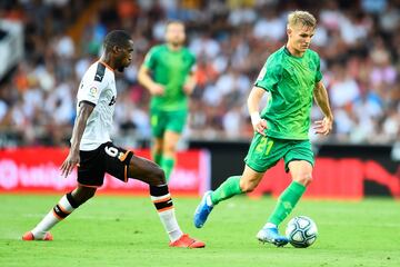 Estreno oficial muy positivo con la Real Sociedad. Su equipo sacó un buen punto en Mestalla (1-1) y el noruego fue titular: disputó los 90 minutos. Fue el jugador de la primera jornada que más pases intentó (57) y completó (51) en LaLiga.