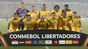 Bucaramanga players pose for a picture before the Copa Libertadores group stage first round football match between Colombia's Atletico Bucaramanga and Chile's Colo Colo at the Americo Montanini stadium in Bucaramanga, Colombia, on April 1, 2025. (Photo by Luis ACOSTA / AFP)