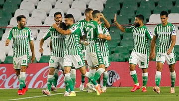 Los jugadores del Betis celebran el gol de Bartra.