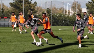 Vinicius, en una jugada del entrenamiento del Real Madrid.