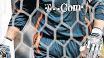 Kahn recogió el balón de su portería tres veces.