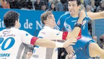 <b>DUREZA. </b>Garralda intenta superar la defensa leonesa en un choque que resultó muy fuerte.