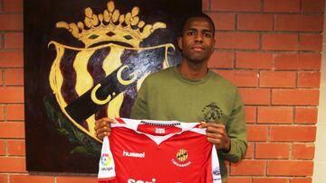 Dumitru, posando con la camiseta del N&agrave;stic.