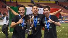 Carlos Salcedo y Erick Torres, seleccionados Sub-23, con el trofeo del preol&iacute;mpico 2015.