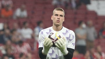 Soccer Football - LaLiga - Atletico Madrid v Real Madrid - Metropolitano, Madrid, Spain - September 18, 2022 Real Madrid's Andriy Lunin during the warm up before the match REUTERS/Violeta Santos Moura