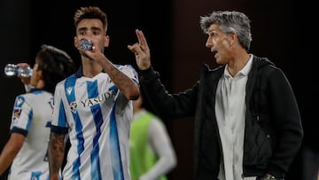 SAN SEBASTIÁN, 04/11/2023.- El técnico de la Real Sociedad Imanol Alguacil (d) durante el partido de la jornada 12 de LaLiga que Real Sociedad y FC Barcelona disputan hoy sábado en el Reale Arena, en San Sebastián. EFE/Juan Herrero
