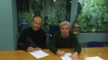 Calder&oacute;n, izquierda, firma su contrato con el presidente Miguel Guill&eacute;n.