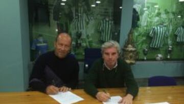 Calderón, izquierda, firma su contrato con el presidente Miguel Guillén.