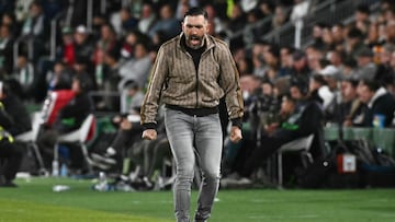 Elche's Spanish coach Eder Sarabia reacts during the Spanish league football match between Elche CF and Real Madrid CF at Martinez Valero Stadium in Elche on November 23, 2025. (Photo by JOSE JORDAN / AFP)