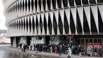 GRAFCAV9424. BILBAO, 28/02/2024.-Aficionados tras pasar la noche haciendo cola en San Mamés, esperan para adquirir las últimas entradas, donde el Athletic Club jugará mañana jueves la vuelta de las semifinales de la Copa del Rey, contra el Athletico de Madrid, con el objetivo de alcanzar la 40ª final de su historia en el torneo que sería además la sexta de los últimos 15 años. EFE/Luis Tejido