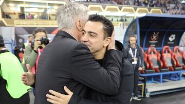 Real Madrid's Italian coach Carlo Ancelotti (L) greets Barcelona's Spanish coach Xavi before the start of the Spanish Super Cup final football match between Real Madrid CF and FC Barcelona at the King Fahd International Stadium in Riyadh, Saudi Arabia, on January 15, 2023. (Photo by Giuseppe CACACE / AFP)