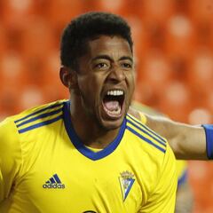 Choco Lozano rompió su sequía en Cádiz con golazo de chilena