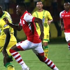 Bucaramanga vence a Santa Fe con doblete de Maxi Núñez