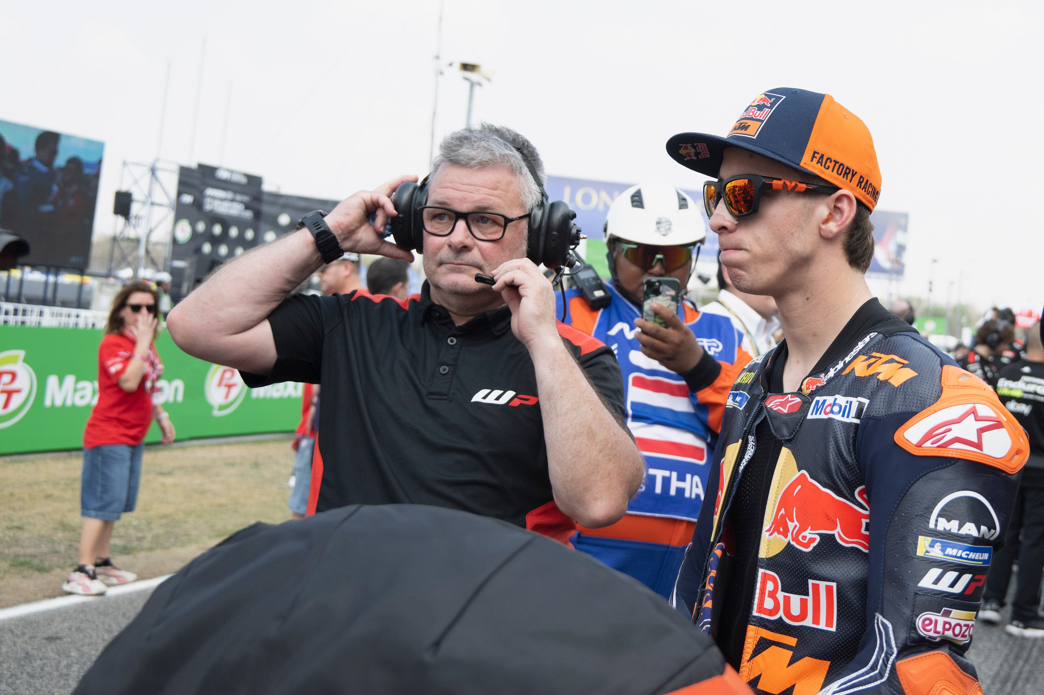 Acosta junto a Olivencia, su técnico de suspensiones. 