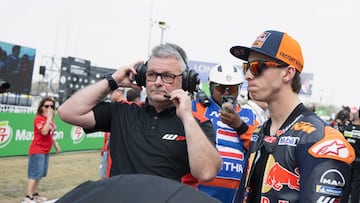 Acosta junto a Olivencia, su técnico de suspensiones.