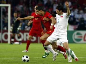 Las selecciones de Portugal y Turquía se clasificaron para la siguente fase. Los lusos pasaron como primeros de grupo sin muchos problemas, pero los turcos sufrieron hasta el último partido. Empatados a puntos con República Checa, tuvieron que resolver su pase en el encuentro que les enfrentó el 15 de junio. El gol de Kahveci en el minuto 87 dejó el resultado en 3-2 a favor de Turquía.
En la imagen Cristiano Ronaldo y Kadir en el partido Portugal-Turquía del 7 de junio