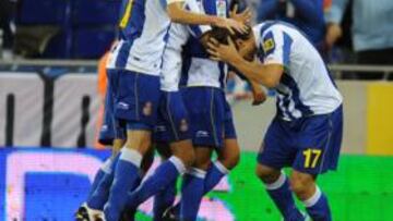 <b>LA ALEGRÍA FUE BLANQUIAZUL. </b>Baena, Luis y Márquez se apelotonan para felicitar a Osvaldo, que materializó el 1-0 en el minuto 68.