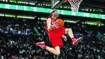 <b>CONEXIÓN 'MADE IN SPAIN'. </b>Pau Gasol ayudó a su compañero en la Selección Rudy Fernández en el segundo de sus lanzamientos.