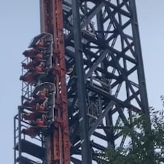 Susto en el Parque de Atracciones: decenas de personas atrapadas en una montaña rusa vertical