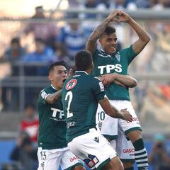 Wanderers sigue en alto y hunde a la UC con dos golazos