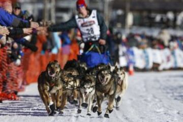 Después del acto ceremonial, ayer comenzó la primera etapa de la carrera de trineos con perros en Willow, Alaska. El viaje será de un total de 1.609 kilómetros.