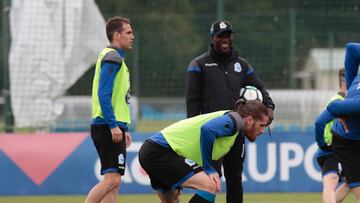 Navarro y Albentosa formarán la pareja de centrales ante el Villarreal