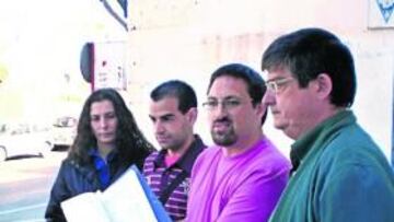 <b>REIVINDICACIÓN. </b>Vicente Buades, Rafael Faisán y otros miembros de la plataforma, ayer.