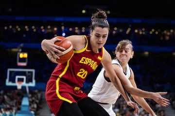 Paula Ginzo, con la Selección ante Serbia en la fase de grupos de los Juegos Olímpicos de París 2024.