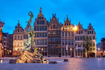 Bélgica está dividida en dos grandes regiones: Flandes y Valonia. La primera, de habla neerlandesa; la segunda, francesa. La diferencia ha motivado un sinfín de conflictos sociales y políticos a partir de la dicotomía lingüística. El problema cultural es una profunda brecha entre dos sociedades que viven a la espalda una de la otra. El 59% de la población tiene como idioma materno el holandés y el 40% el francés. Bruselas, la capital, es oficialmente bilingüe.