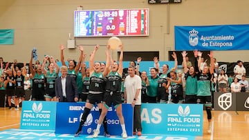 El CAB Estepona celebra el ascenso.