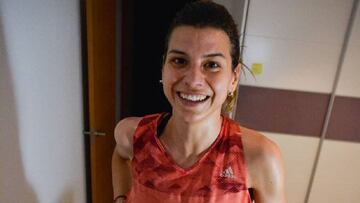 La atleta Irene S&aacute;nchez-Escribano hace ejercicio en una cinta de correr en su casa.